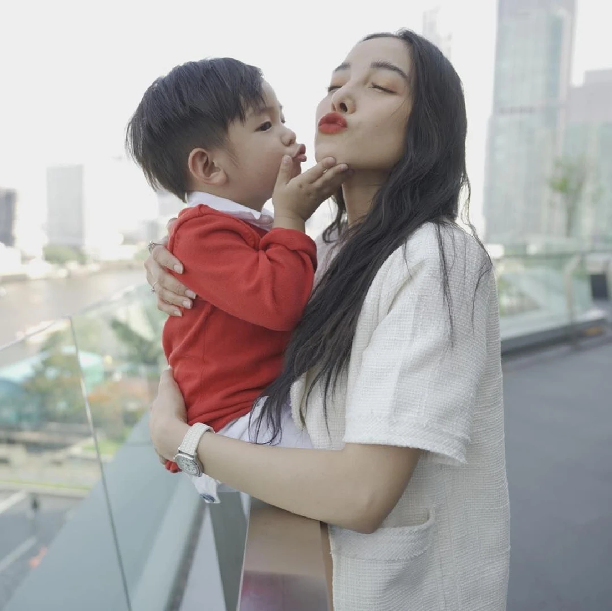 แม่สอนมาดี! น้องเรซซิ่ง ลูกชาย แพท มารยาทงาม กราบตักป้าๆทุกคนในรายการ (คลิป)
