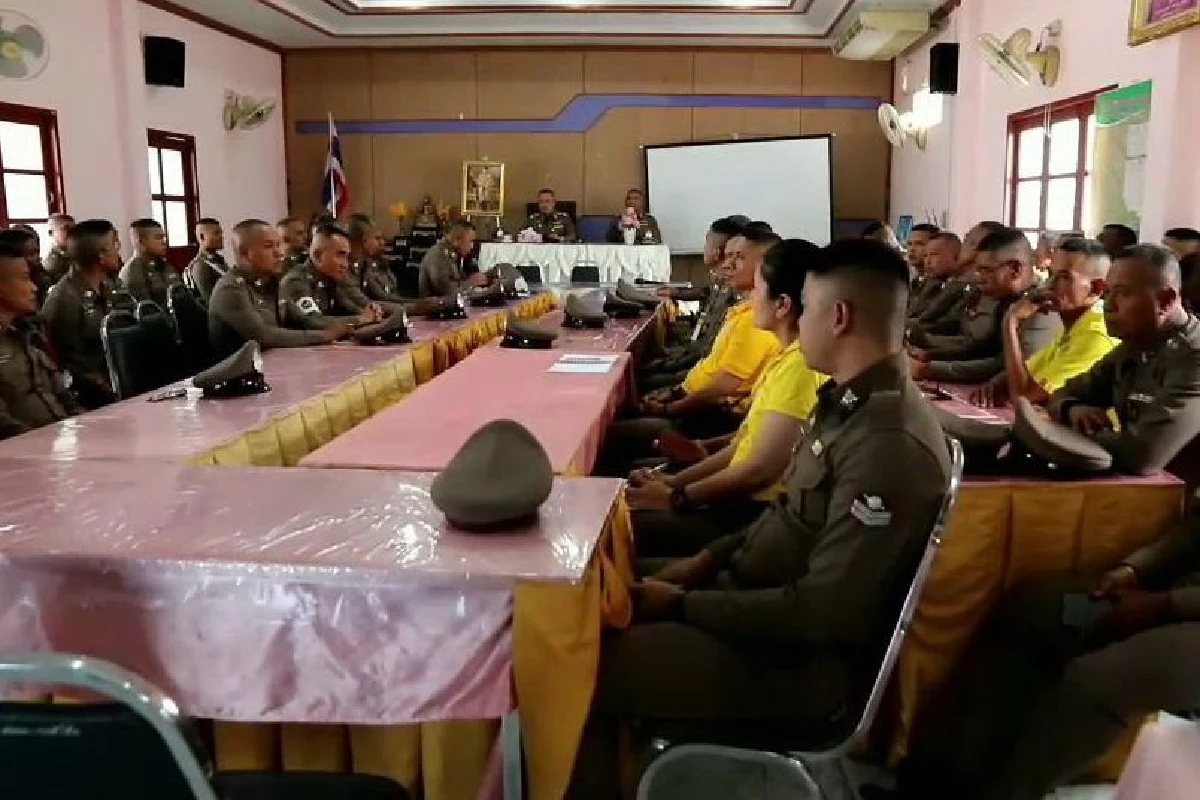 ผบช.ภ.8เลี้ยงข้าวลูกน้องชมทำหน้าที่ดีตรวจใบขับขี่"ผมเพื่อนโชค"