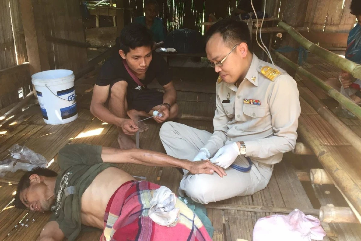 ชาวกระเหรี่ยงป่วยกลางป่าทุ่งใหญ่ยกมือไหว้ท่วมหัวจนท.ใช้ฮ.ช่วยลำเลียงส่งร.พ.