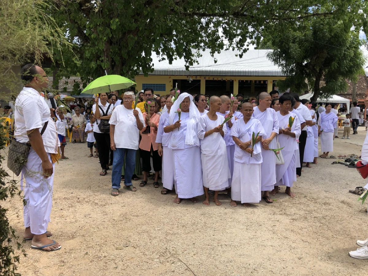พุทธศาสนิกชนที่สงขลานุ่งห่มขาวลอดซุ้มประตูป่าวันวิสาขบูชา