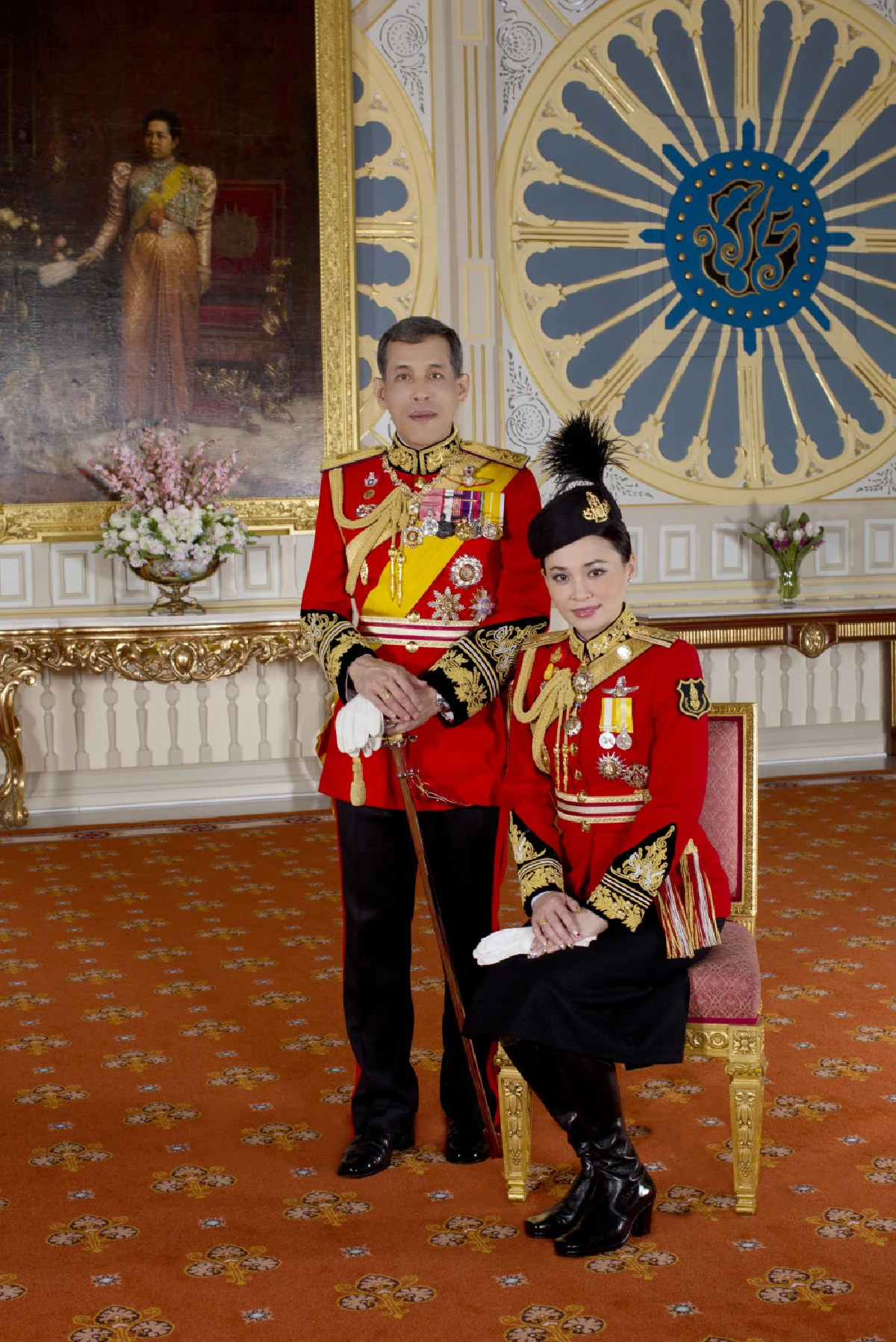 พระบาทสมเด็จพระเจ้าอยู่หัวพระราชทานพระบรมฉายาลักษณ์ฉายกับสมเด็จพระนางเจ้าฯพระบรมราชินี