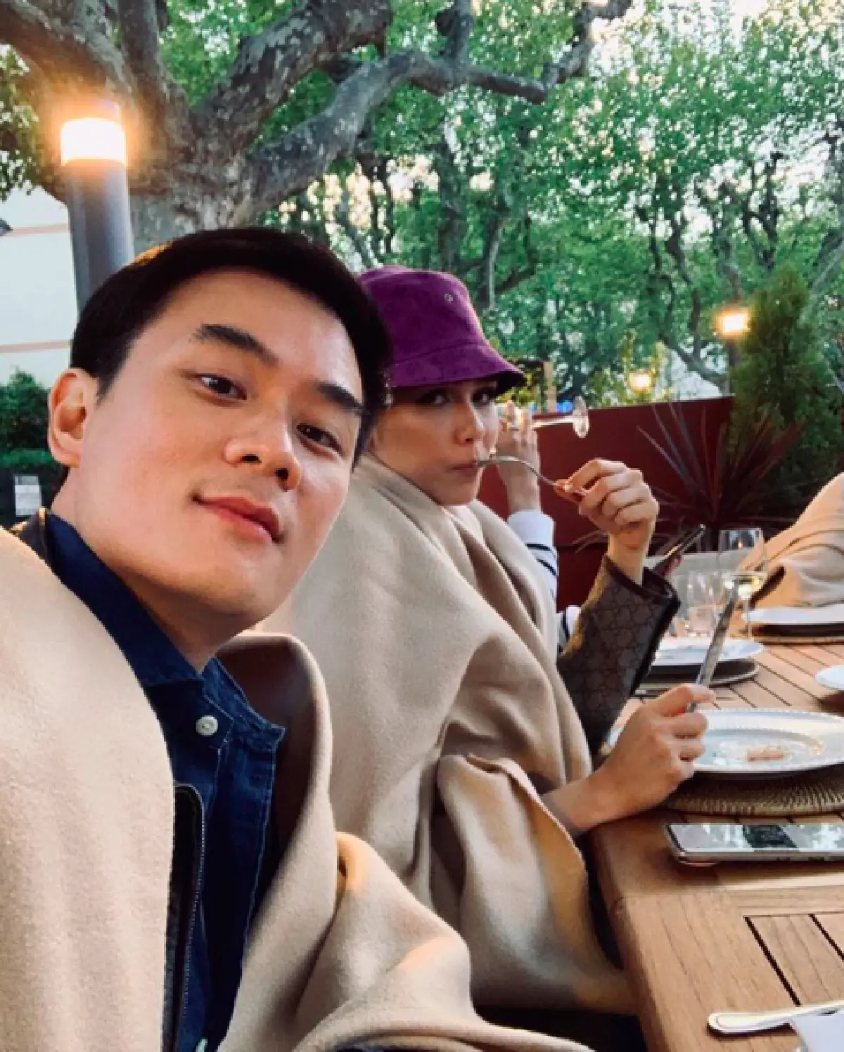 ชมคลิปน่าเอ็นดู “พี่สายฟ้า” ยืนรอ “แม่ชม” พร้อมเรียก “พ่อน็อต” ให้ถ่ายรูปให้