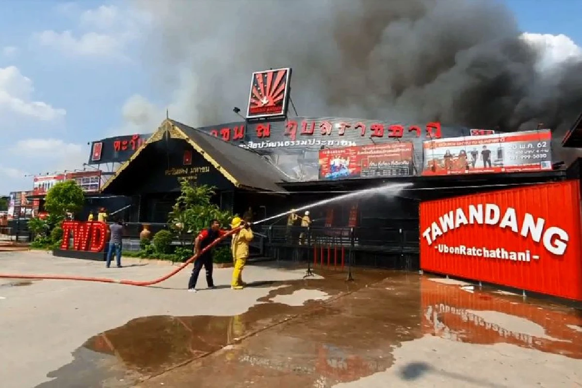 ไฟไหม้สถานบันเทิงชื่อดังเมืองอุบลฯคาดเสียหายกว่า 20 ล้าน