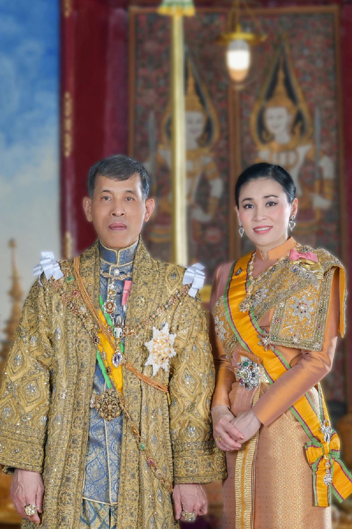 พระบาทสมเด็จพระเจ้าอยู่หัวพระราชทานพระบรมฉายาลักษณ์ฉายกับสมเด็จพระนางเจ้าฯพระบรมราชินี