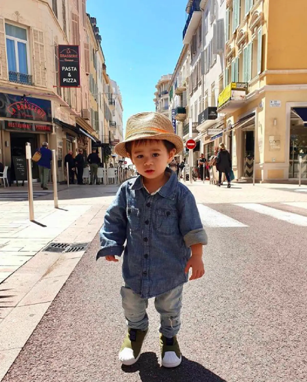 ชมคลิปน่าเอ็นดู “พี่สายฟ้า” ยืนรอ “แม่ชม” พร้อมเรียก “พ่อน็อต” ให้ถ่ายรูปให้