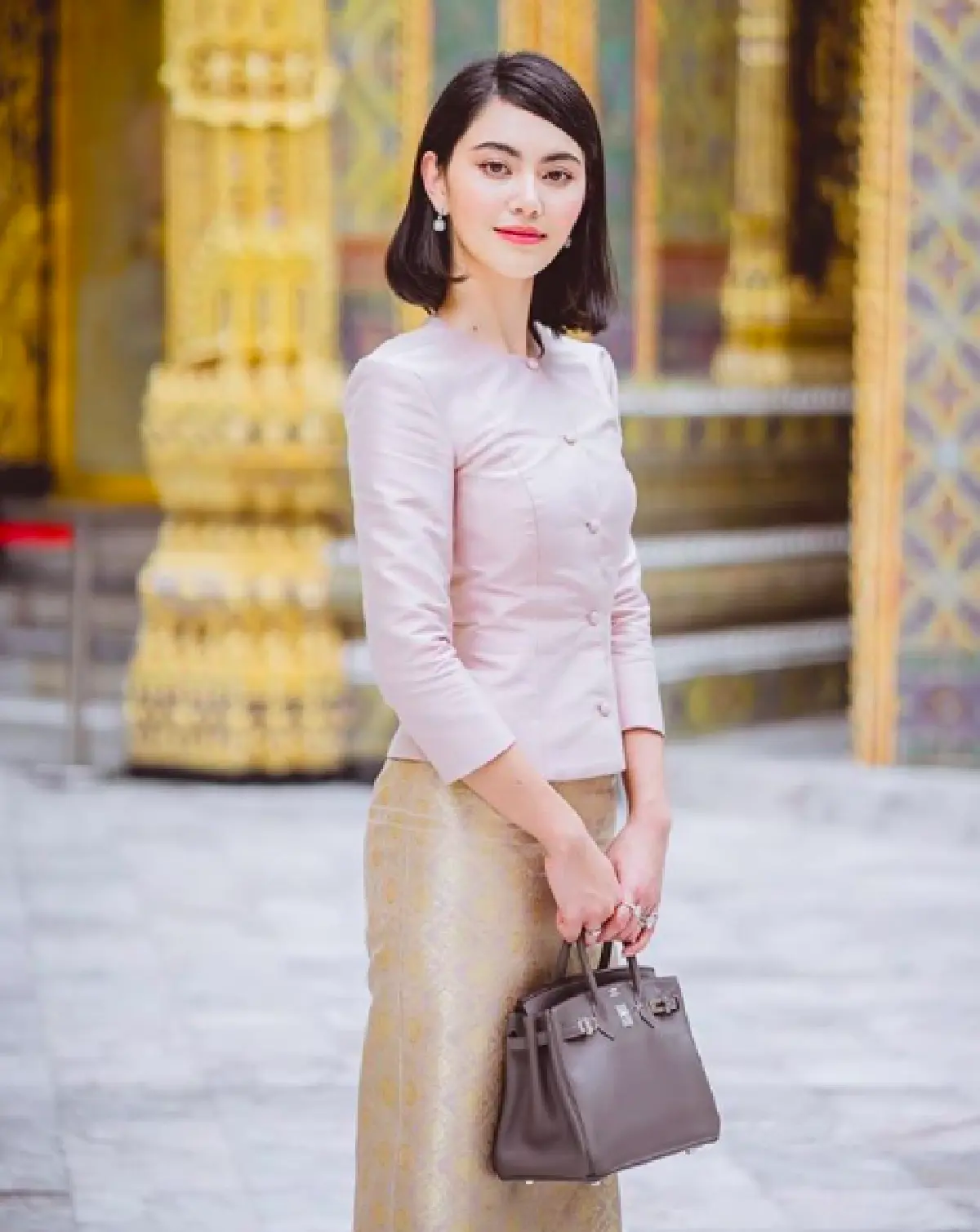 อิ่มบุญกันถ้วนหน้า! “ใหม่” แต่งชุดไทยงดงาม ควง “เต๋อ” พร้อมครอบครัวทำบุญวันเกิด