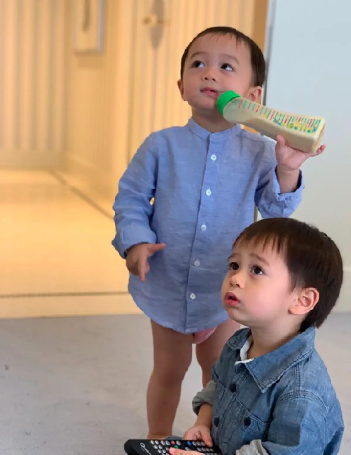 ชมคลิปน่าเอ็นดู “พี่สายฟ้า” ยืนรอ “แม่ชม” พร้อมเรียก “พ่อน็อต” ให้ถ่ายรูปให้