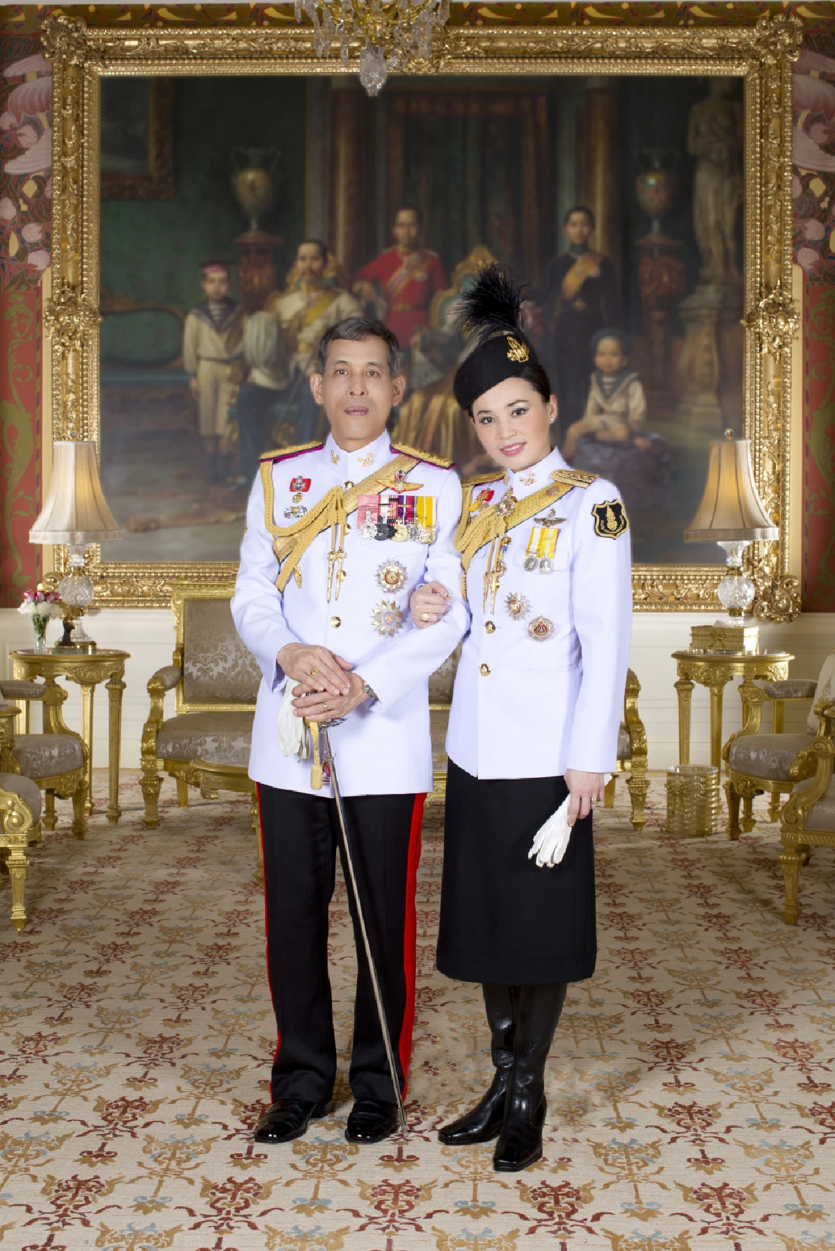 พระบาทสมเด็จพระเจ้าอยู่หัวพระราชทานพระบรมฉายาลักษณ์ฉายกับสมเด็จพระนางเจ้าฯพระบรมราชินี