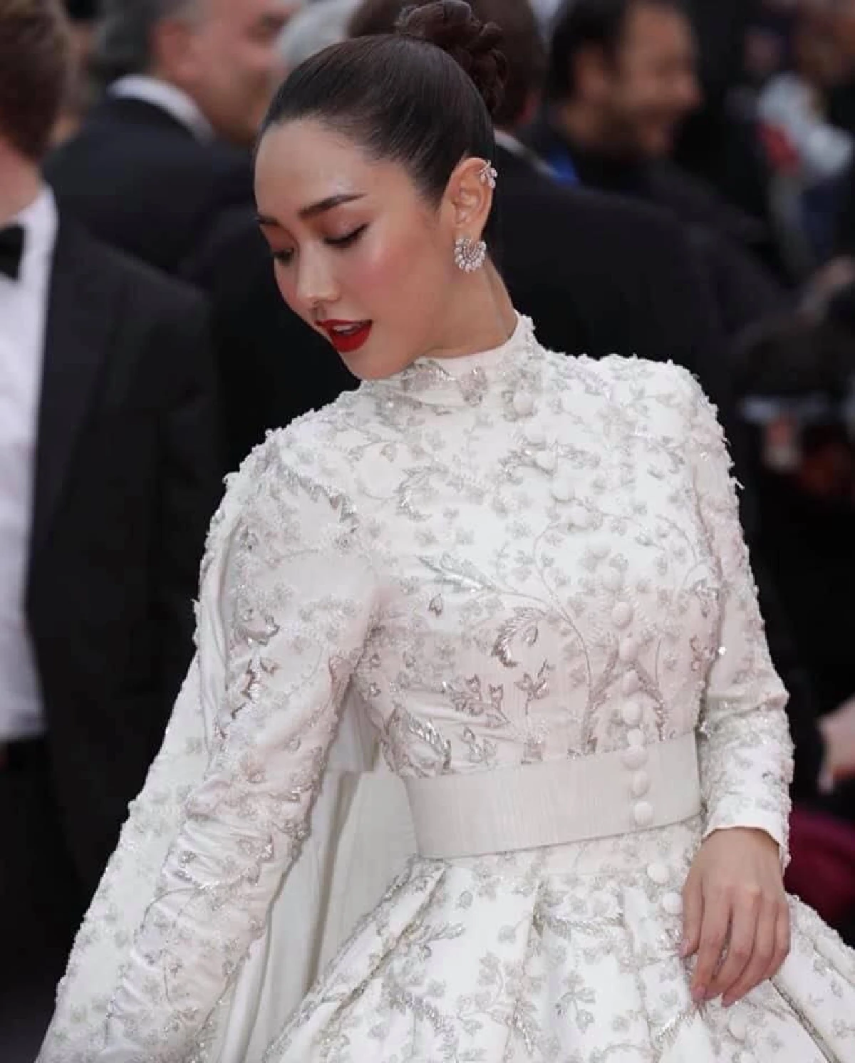 จัดเต็มลุค 2 “มิน พีชญา” คงคอนเซ็ปท์เรียบหรู เดินพรมแดงเมืองคานส์