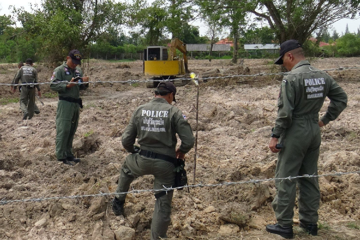 ชาวบ้านแตกตื่นพบระเบิดฝังอยู่กลางไร่ขณะปรับไถหน้าดิน ชาวบ้านแตกตื่นพบระเบิดฝังอยู่กลางไร่ขณะปรับไถหน้าดิน