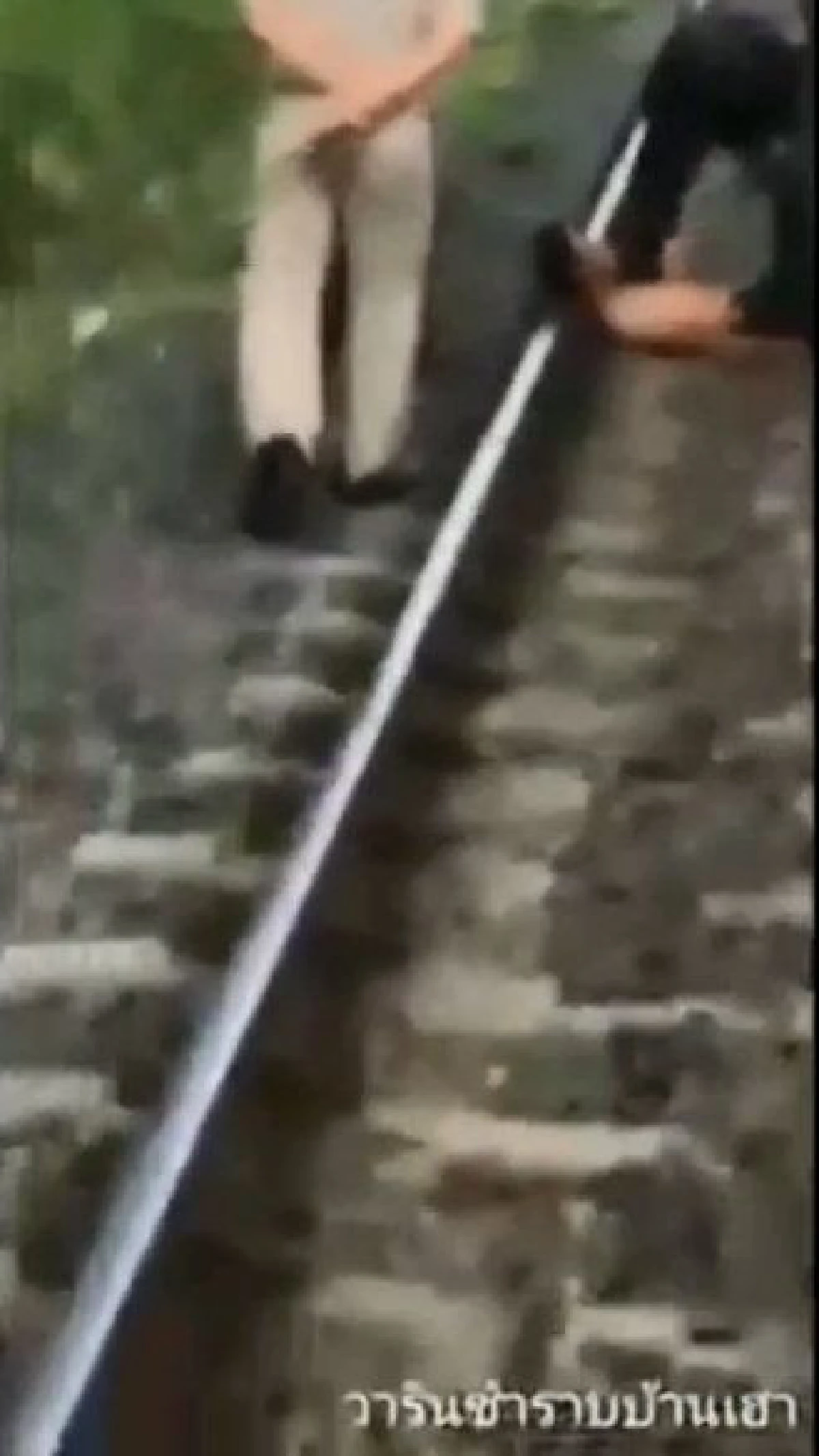 ชื่นชม!เจ้าหน้าที่รถไฟช่วยหนุ่มเครียดนอนขวางรางให้รถไฟทับ