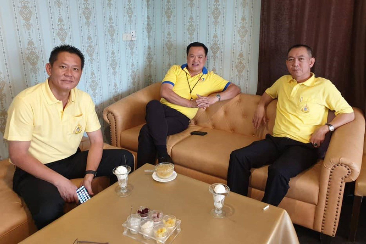 "อนุทิน"จับมือเลขาฯปชป.หารือร่วมรัฐบาล "อนุทิน"จับมือเลขาฯปชป.หารือร่วมรัฐบาล