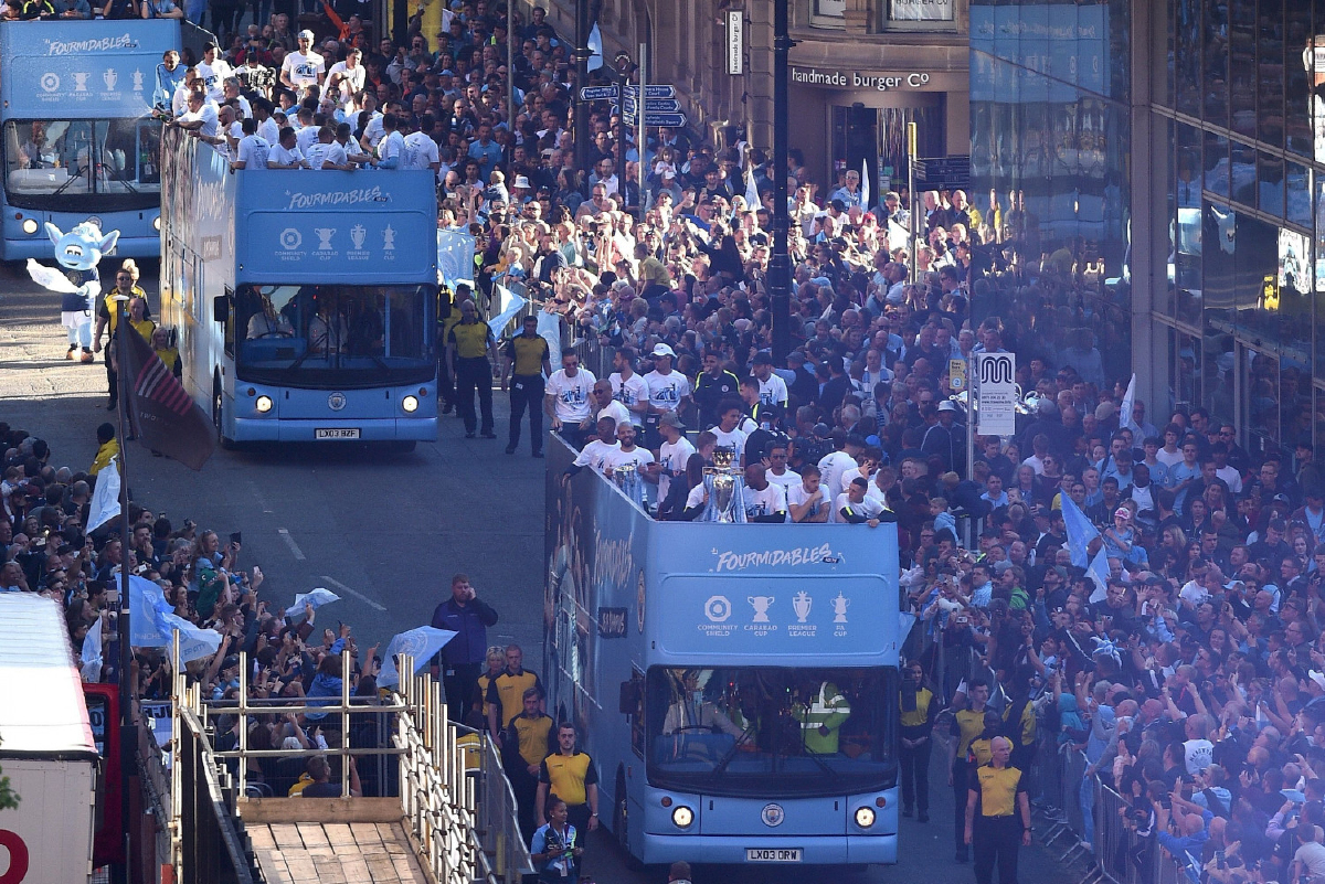 เรือใบพาเหรดแห่4แชมป์ แฟนนับแสนร่วมฉลอง เรือใบพาเหรดแห่4แชมป์ แฟนนับแสนร่วมฉลอง