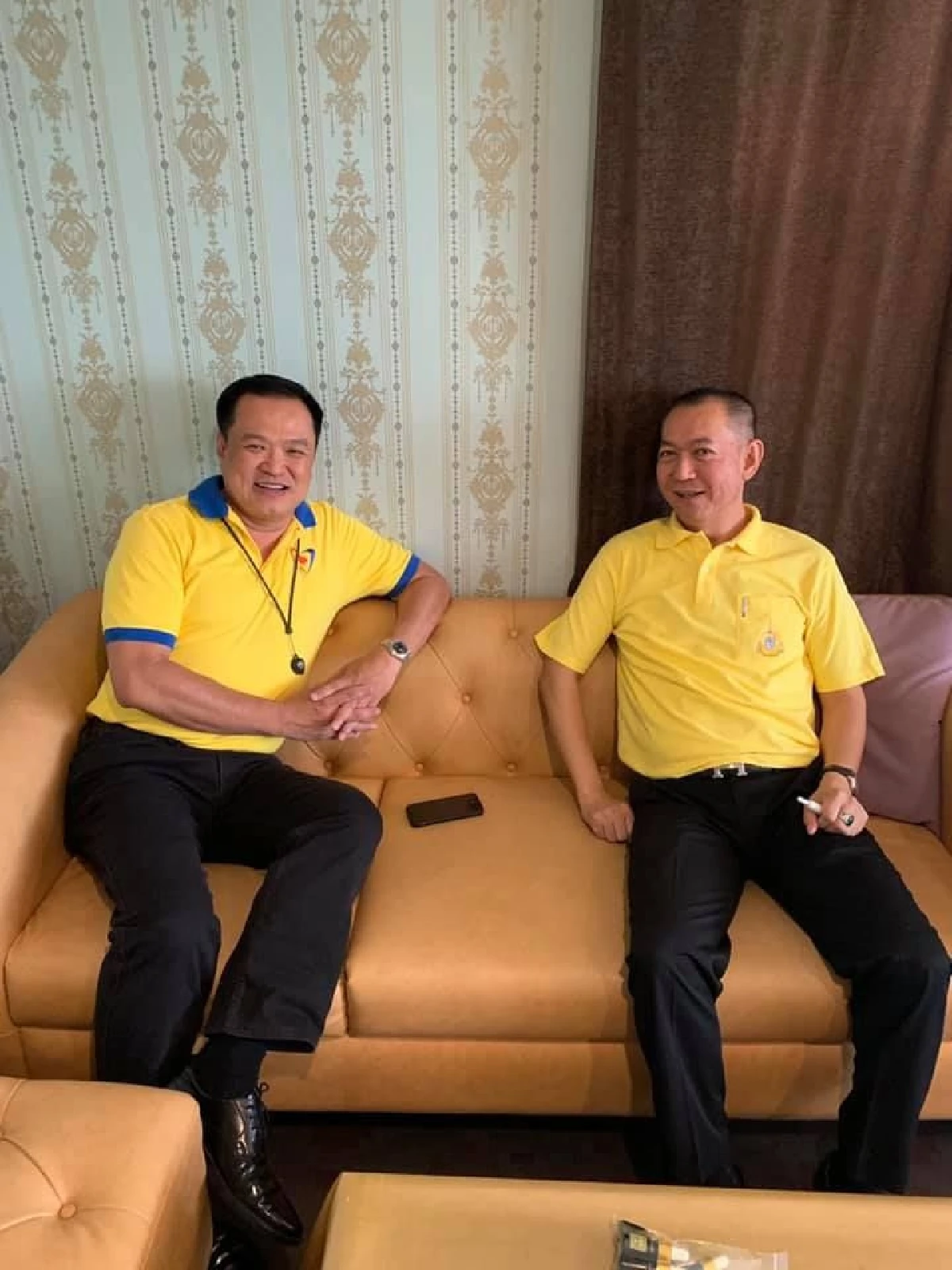 "อนุทิน"จับมือเลขาฯปชป.หารือร่วมรัฐบาล