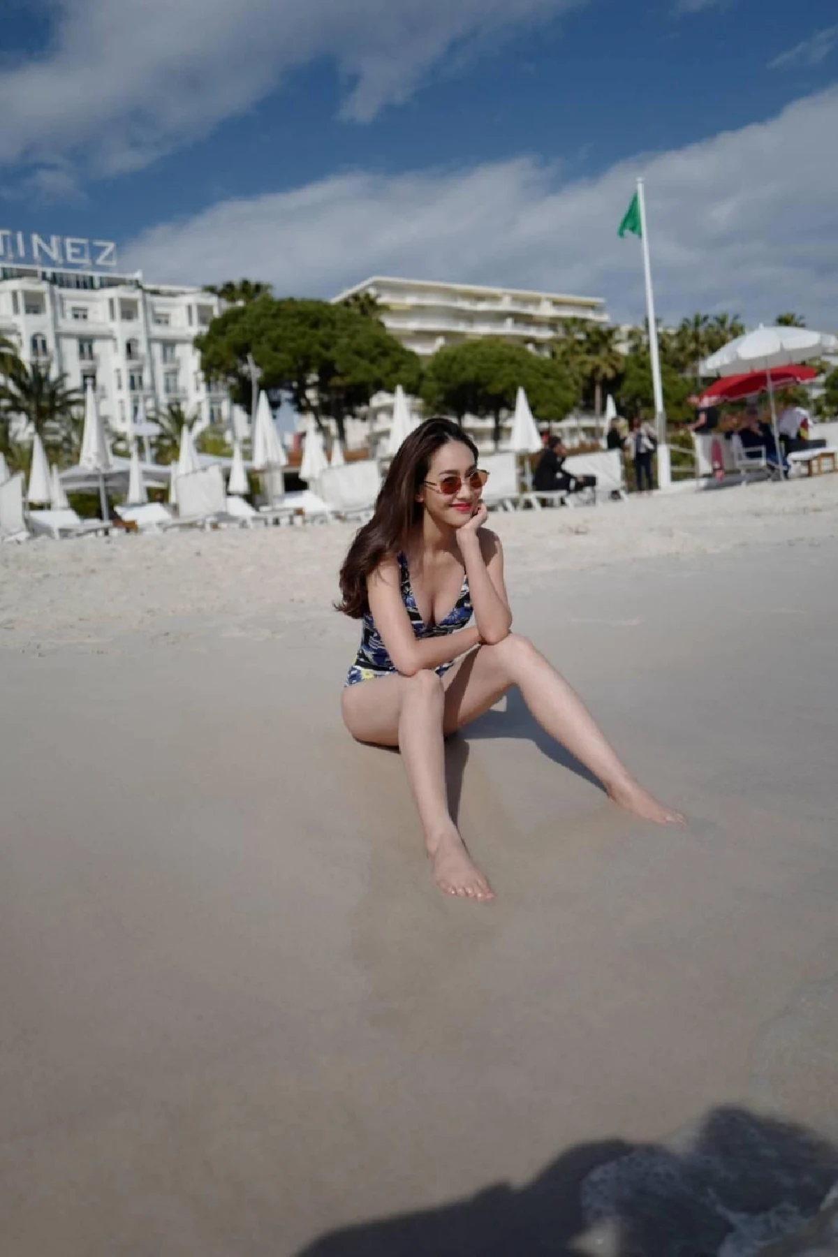 ทิ้งท้ายด้วยความแซ่บ! มิน พีชญา สลัดผ้าอวดหุ่นเซ็กซี่เล่นน้ำที่เมืองคานส์