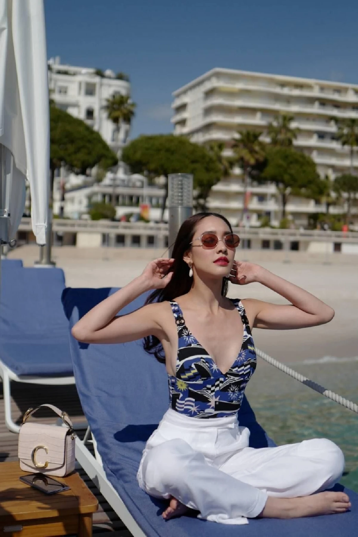 ทิ้งท้ายด้วยความแซ่บ! มิน พีชญา สลัดผ้าอวดหุ่นเซ็กซี่เล่นน้ำที่เมืองคานส์