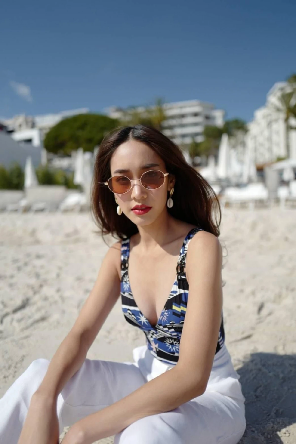 ทิ้งท้ายด้วยความแซ่บ! มิน พีชญา สลัดผ้าอวดหุ่นเซ็กซี่เล่นน้ำที่เมืองคานส์