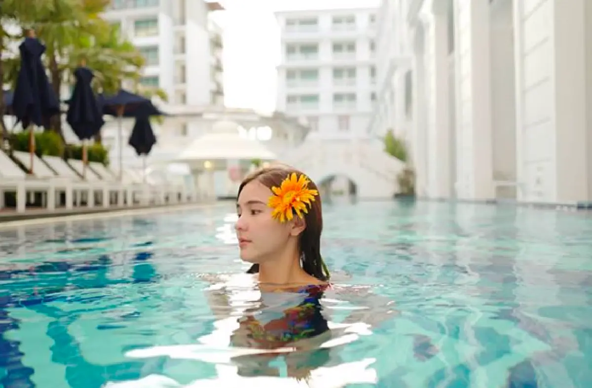 "ออม สุชาร์” ขอเซ็กซี่นิดนึง! แทคทีมครอบครัวเที่ยวทะเลภูเก็ต พร้อมอวดผิวขาวจั๊วะ