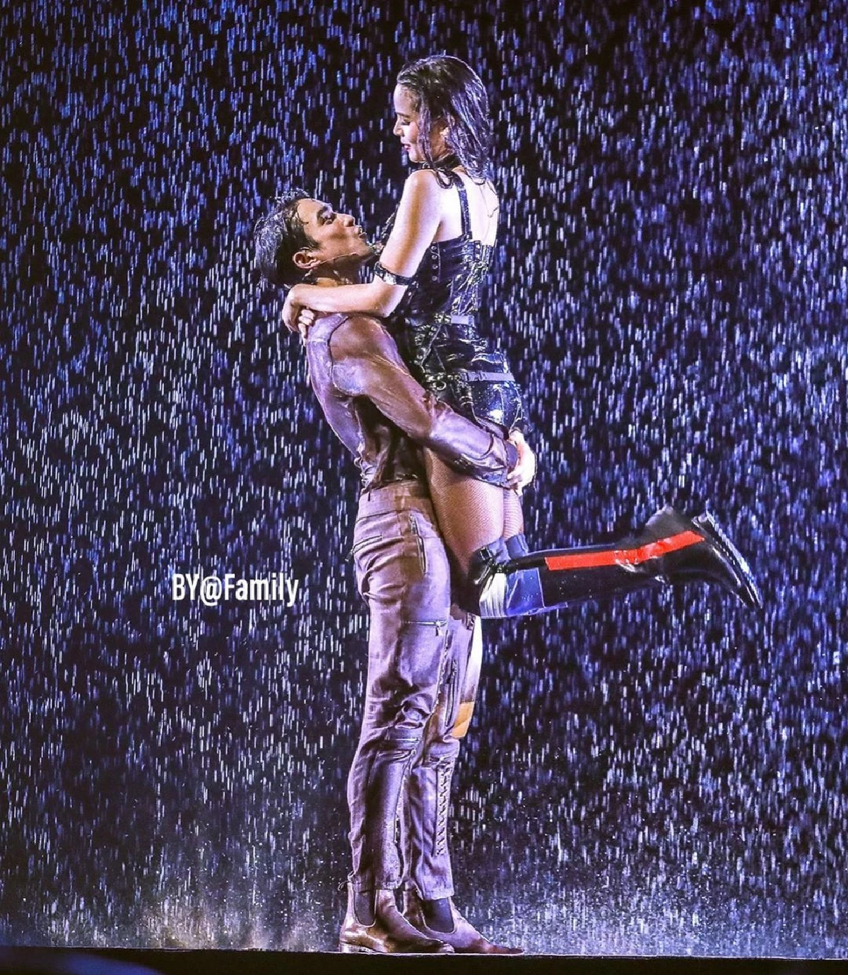 "เขาคือที่รักของผม" ณเดชน์ ไม่กั๊กบอกรัก ญาญ่า กลางคอนเสิร์ต (คลิป)