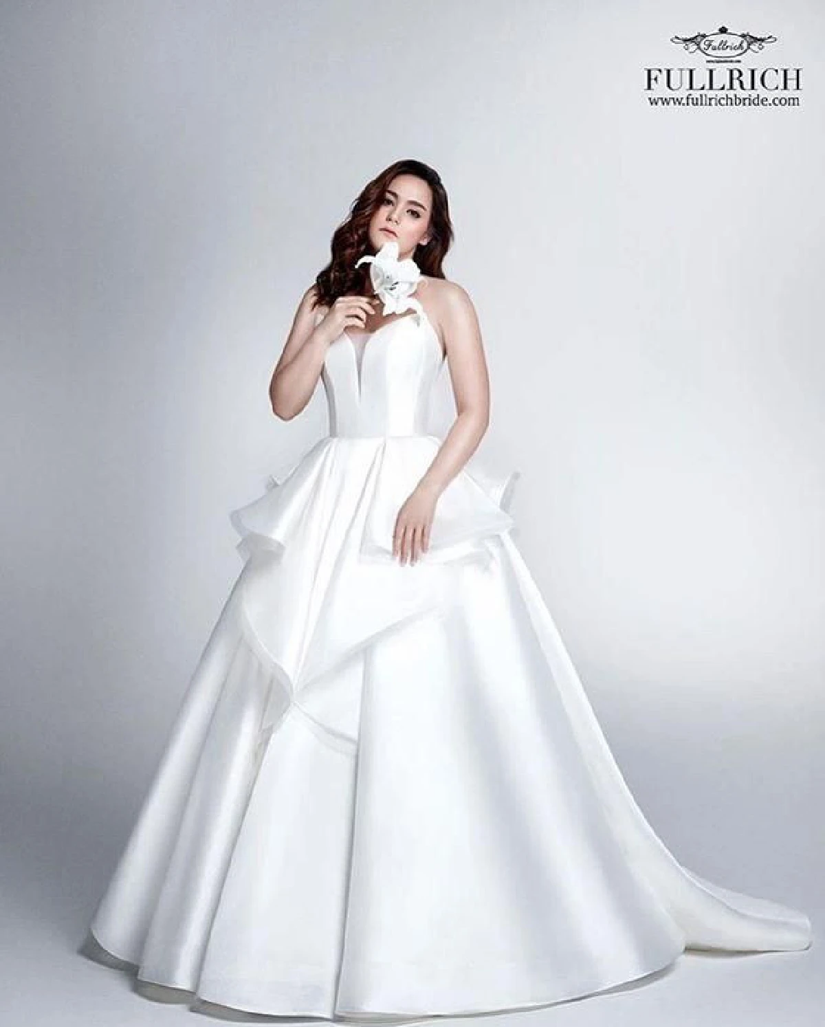 ส่องภาพ นาตาลี เดวิส ออร่าเจ้าสาวจับ จัดเต็มความสวยเป๊ะทุกชุด