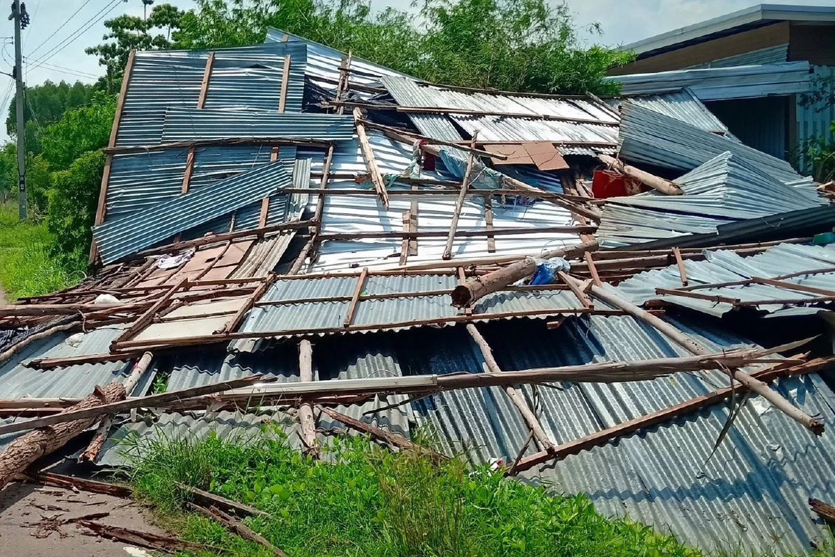 พายุถล่มบ้านถอดเสา6ต้นพังครืนทั้งหลังคุณยายกับลูกสาวรอดตายหวุดหวิด