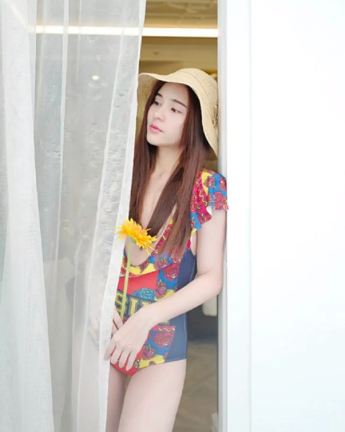 "ออม สุชาร์” ขอเซ็กซี่นิดนึง! แทคทีมครอบครัวเที่ยวทะเลภูเก็ต พร้อมอวดผิวขาวจั๊วะ