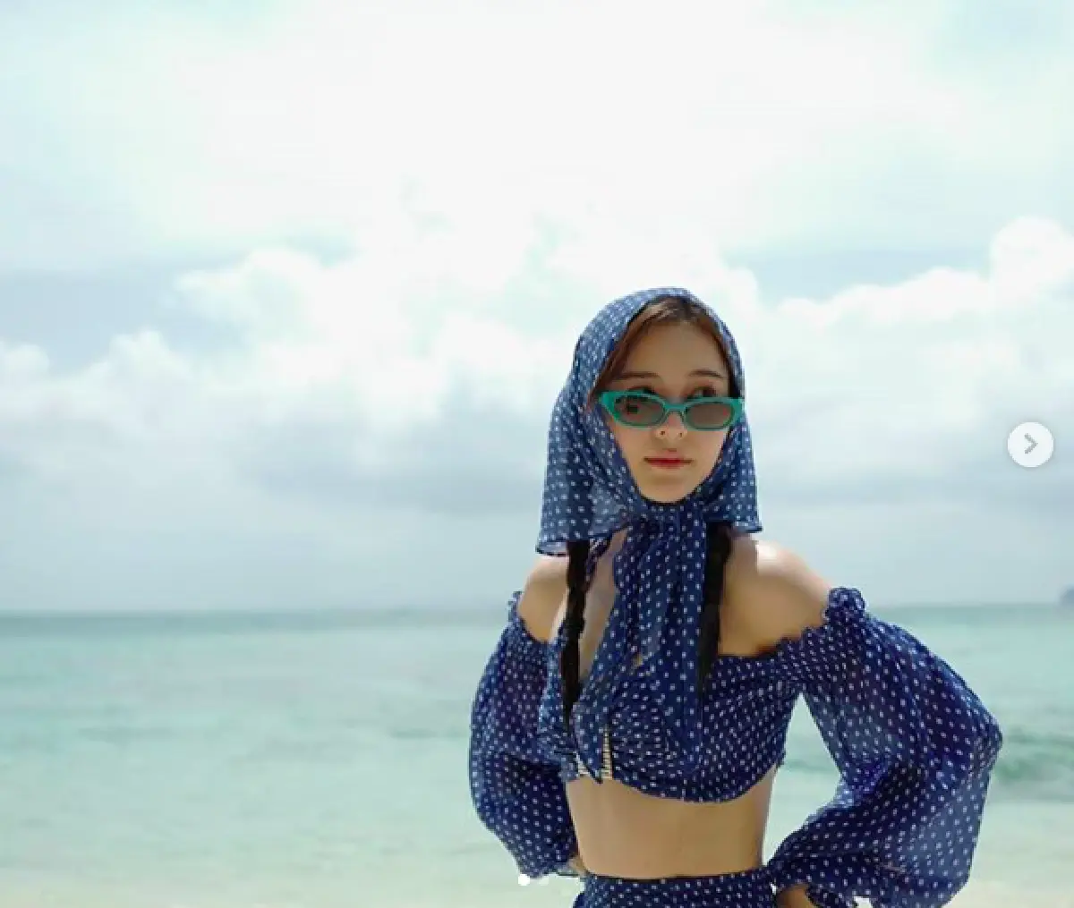 "ออม สุชาร์” ขอเซ็กซี่นิดนึง! แทคทีมครอบครัวเที่ยวทะเลภูเก็ต พร้อมอวดผิวขาวจั๊วะ