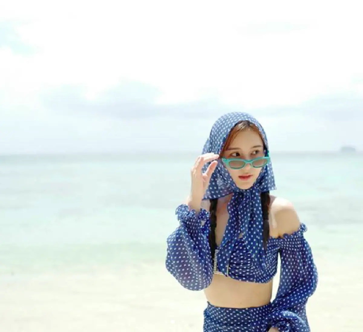 "ออม สุชาร์” ขอเซ็กซี่นิดนึง! แทคทีมครอบครัวเที่ยวทะเลภูเก็ต พร้อมอวดผิวขาวจั๊วะ