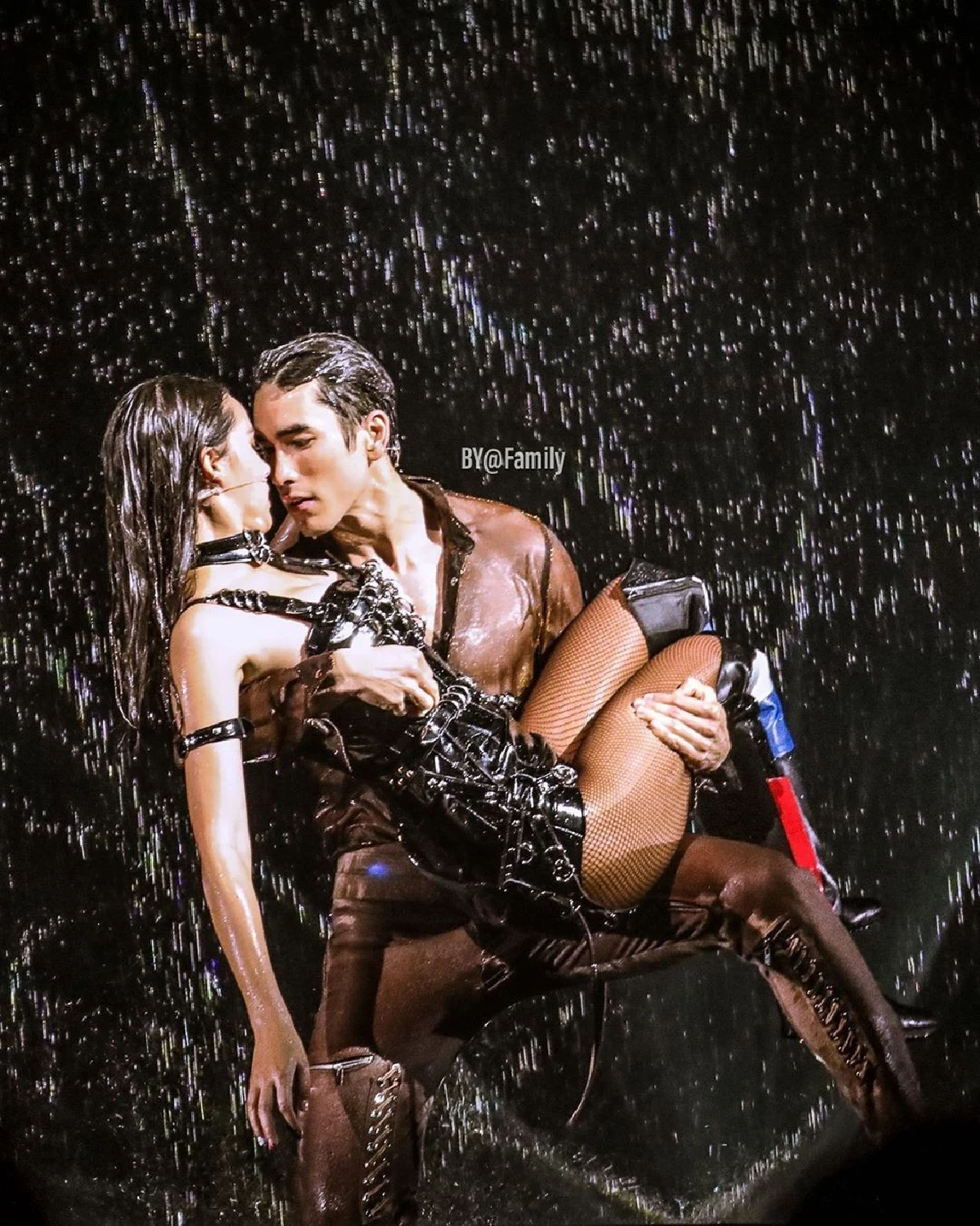 "เขาคือที่รักของผม" ณเดชน์ ไม่กั๊กบอกรัก ญาญ่า กลางคอนเสิร์ต (คลิป)