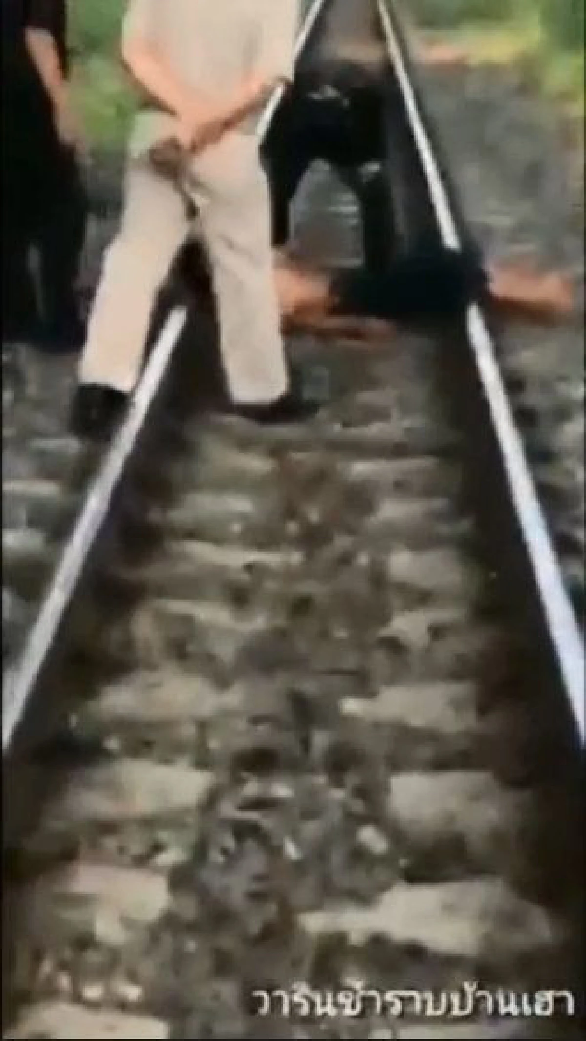 ชื่นชม!เจ้าหน้าที่รถไฟช่วยหนุ่มเครียดนอนขวางรางให้รถไฟทับ