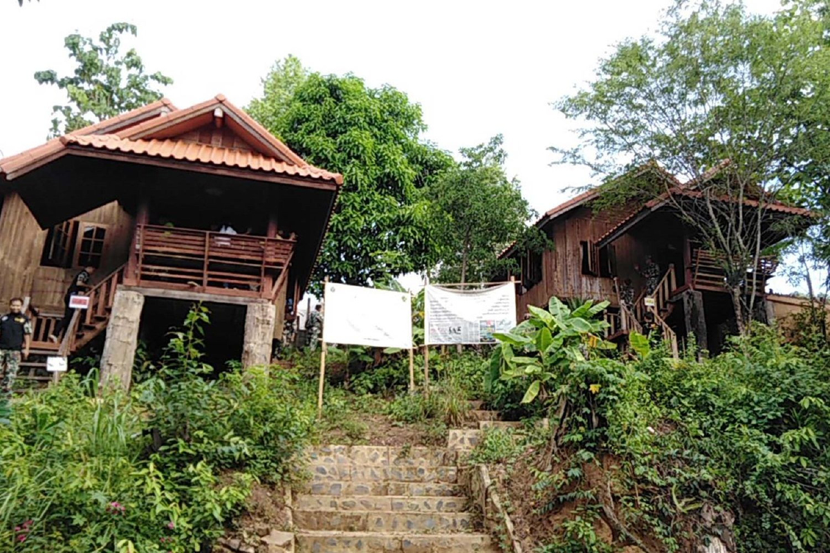 รื้อถอนบ้านพักเรือนไม้ใหญ่3หลังรุกผืนป่าทุ่งแสลงหลวง รื้อถอนบ้านพักเรือนไม้ใหญ่3หลังรุกผืนป่าทุ่งแสลงหลวง