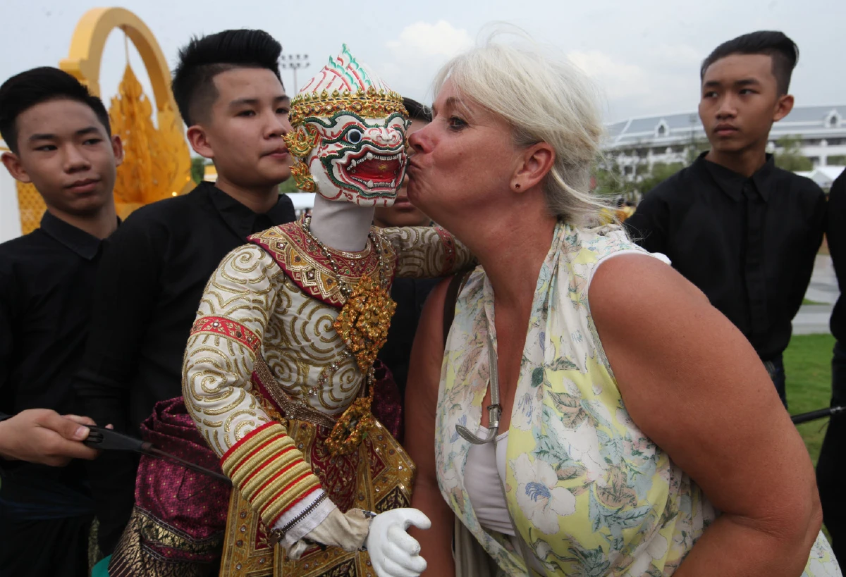 ประชาชนร่วมชมมหรสพสมโภชแน่นสนามหลวง