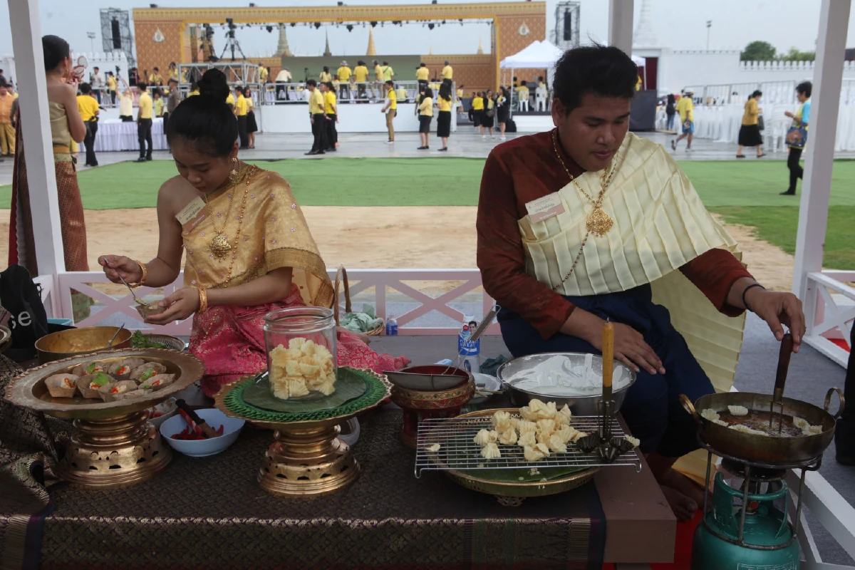 ประชาชนร่วมชมมหรสพสมโภชแน่นสนามหลวง