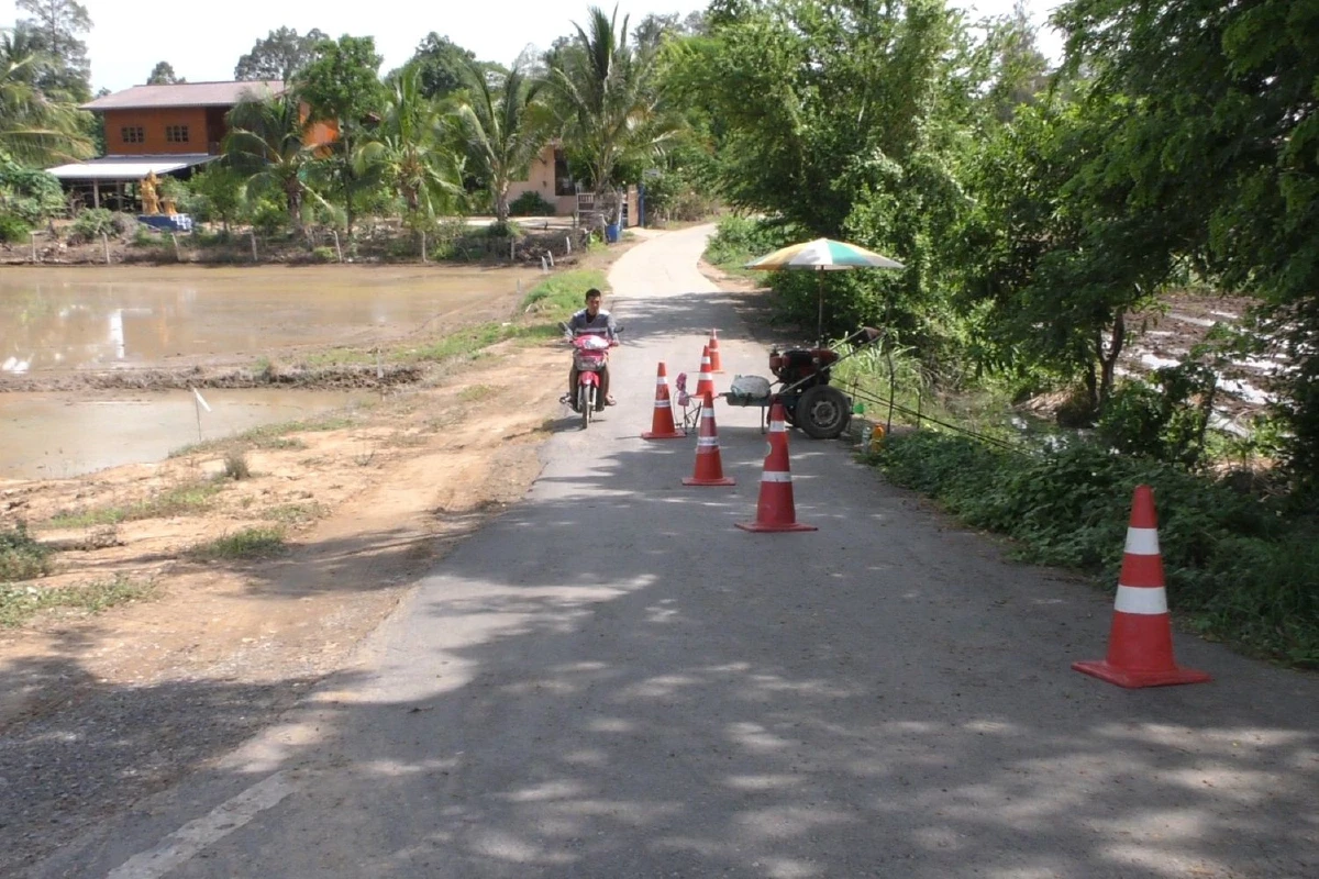 "แบบนี้ก็ได้เหรอ!"ติดเครื่องสูบน้ำกลางถนนไม่สนคนใช้รถ