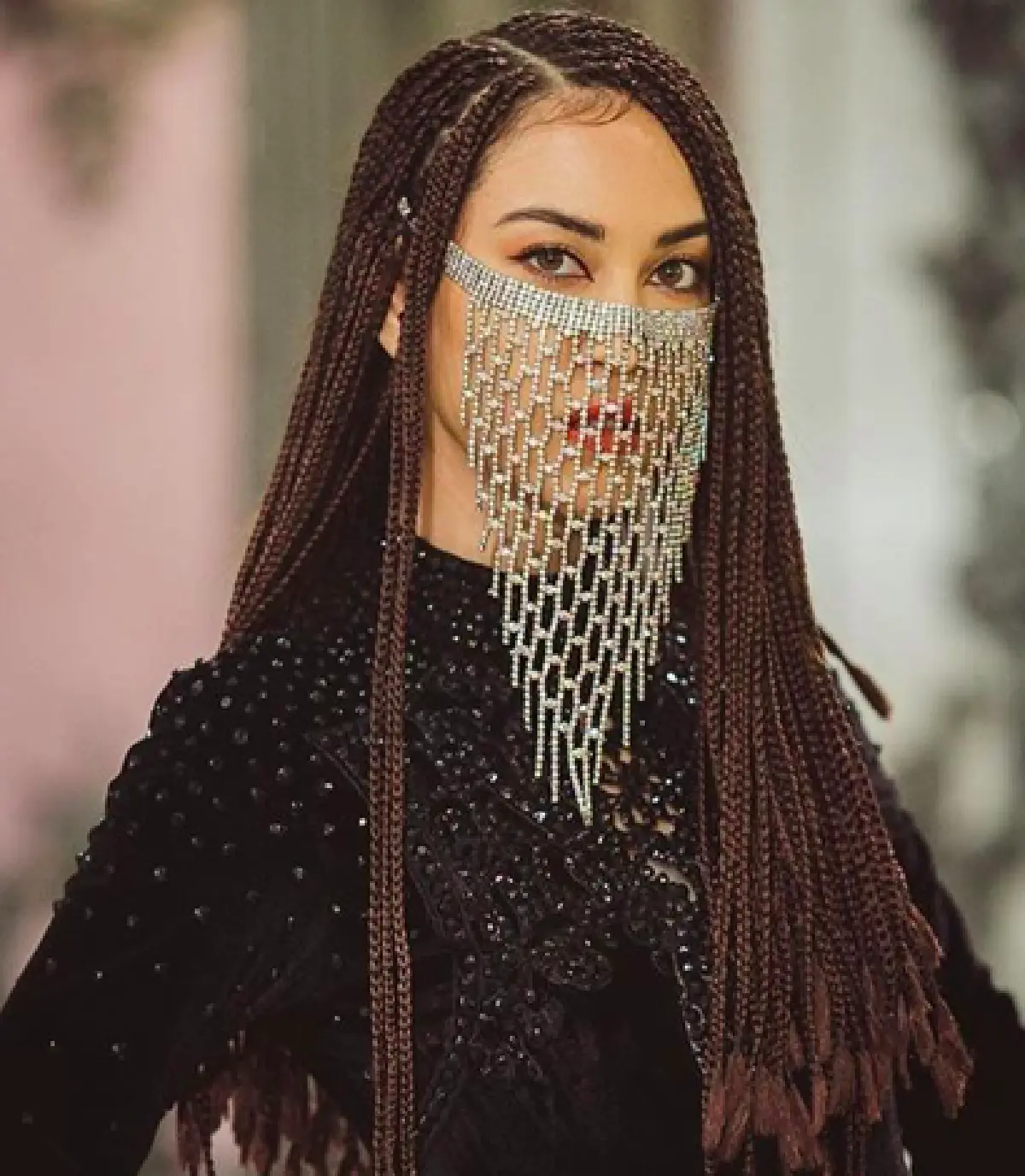 ลุคนี้ผ่านใหม่!? "แมท ภีรนีย์” กับผมทรงคอนโรลถักเปียรอบหัว จนต้องเหลียวมอง