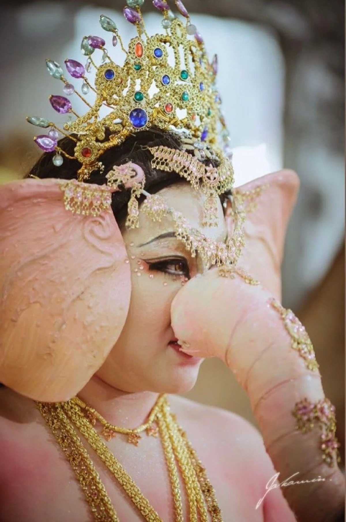 แต่งด้วยศรัทธา! ดีเจบุ๊กโกะ แปลงโฉมเป็น พระพิฆเนศ เล่นใหญ่ร่วมปาร์ตี้วันเกิด