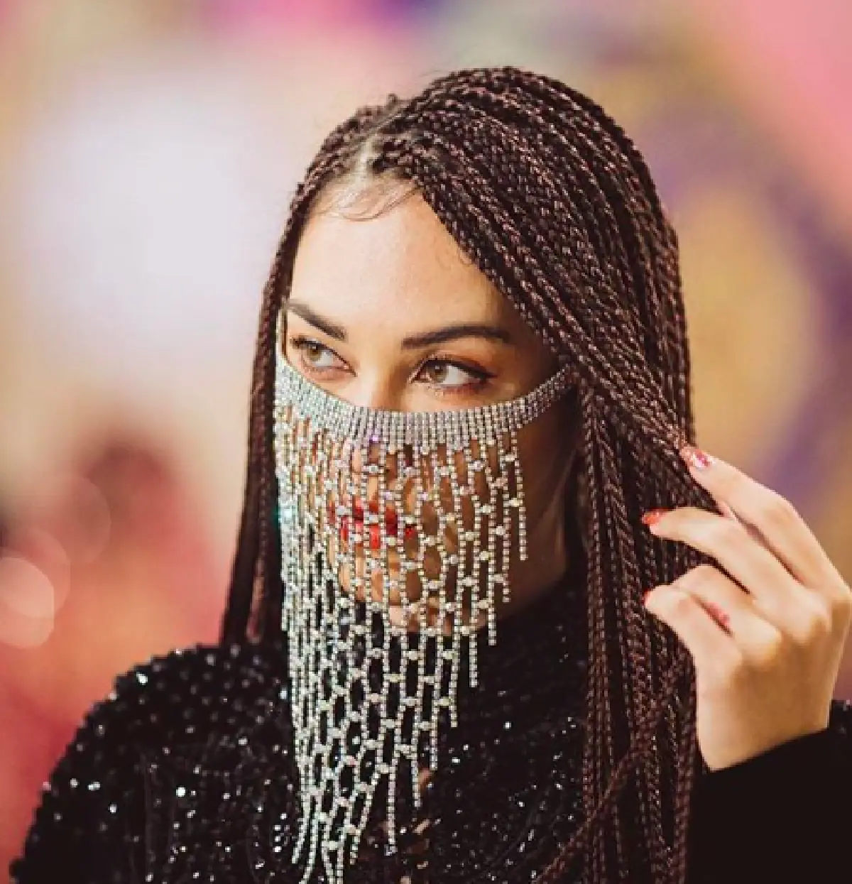 ลุคนี้ผ่านใหม่!? "แมท ภีรนีย์” กับผมทรงคอนโรลถักเปียรอบหัว จนต้องเหลียวมอง