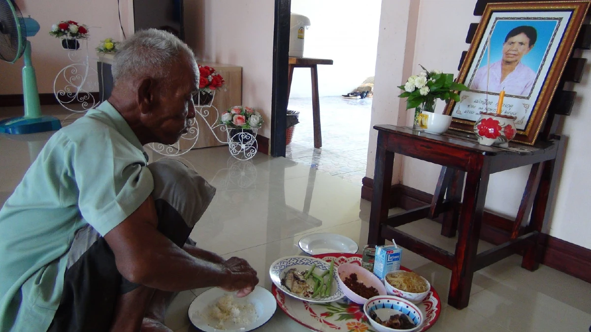 รักแท้ไม่มีวันตาย! คุณตาวัย 74 กินข้าวหน้ารูปยายที่ตายแสดงออกถึงความรัก