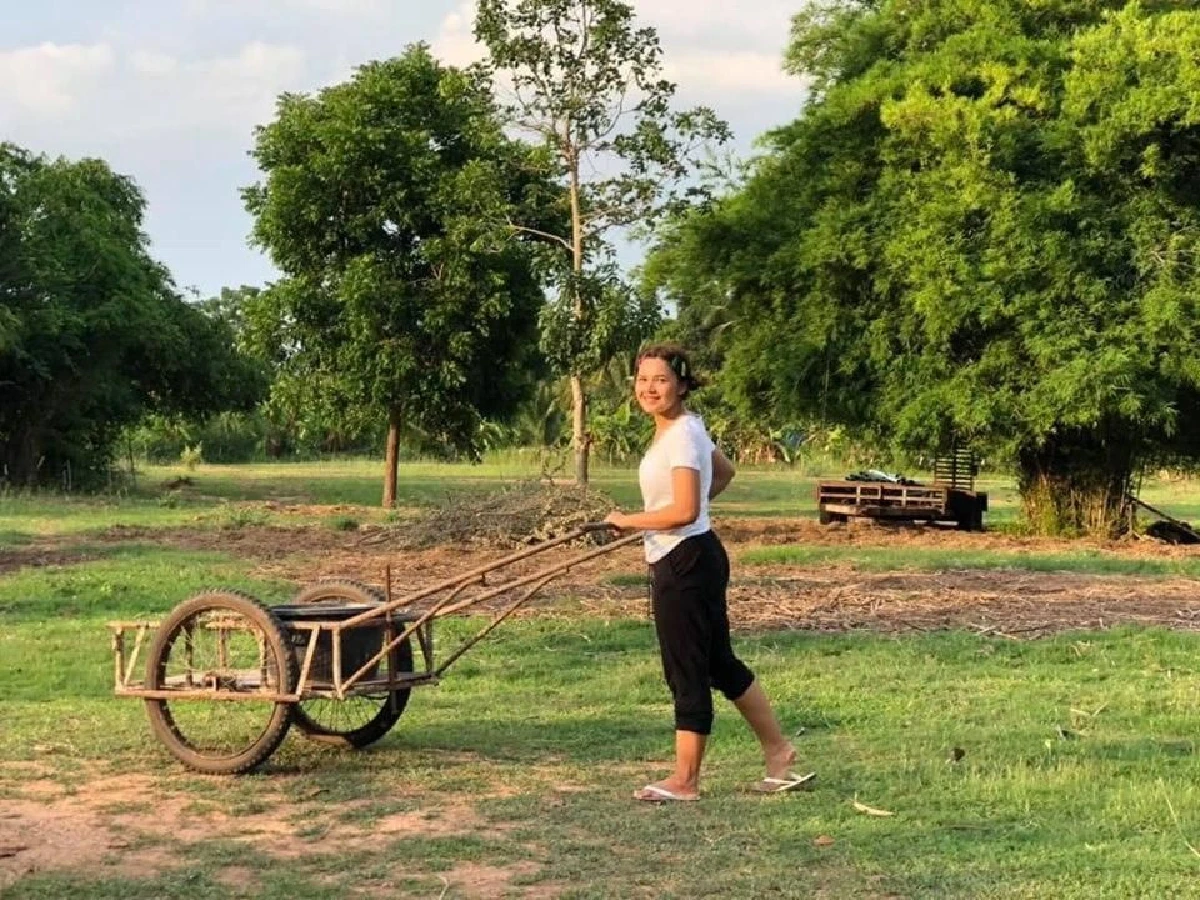 ชีวิตเรียบง่าย! ตั๊กแตน ชลดา เก็บผักจับปลาที่บ้านสวน โชว์เงินกองโต 7 ล้าน