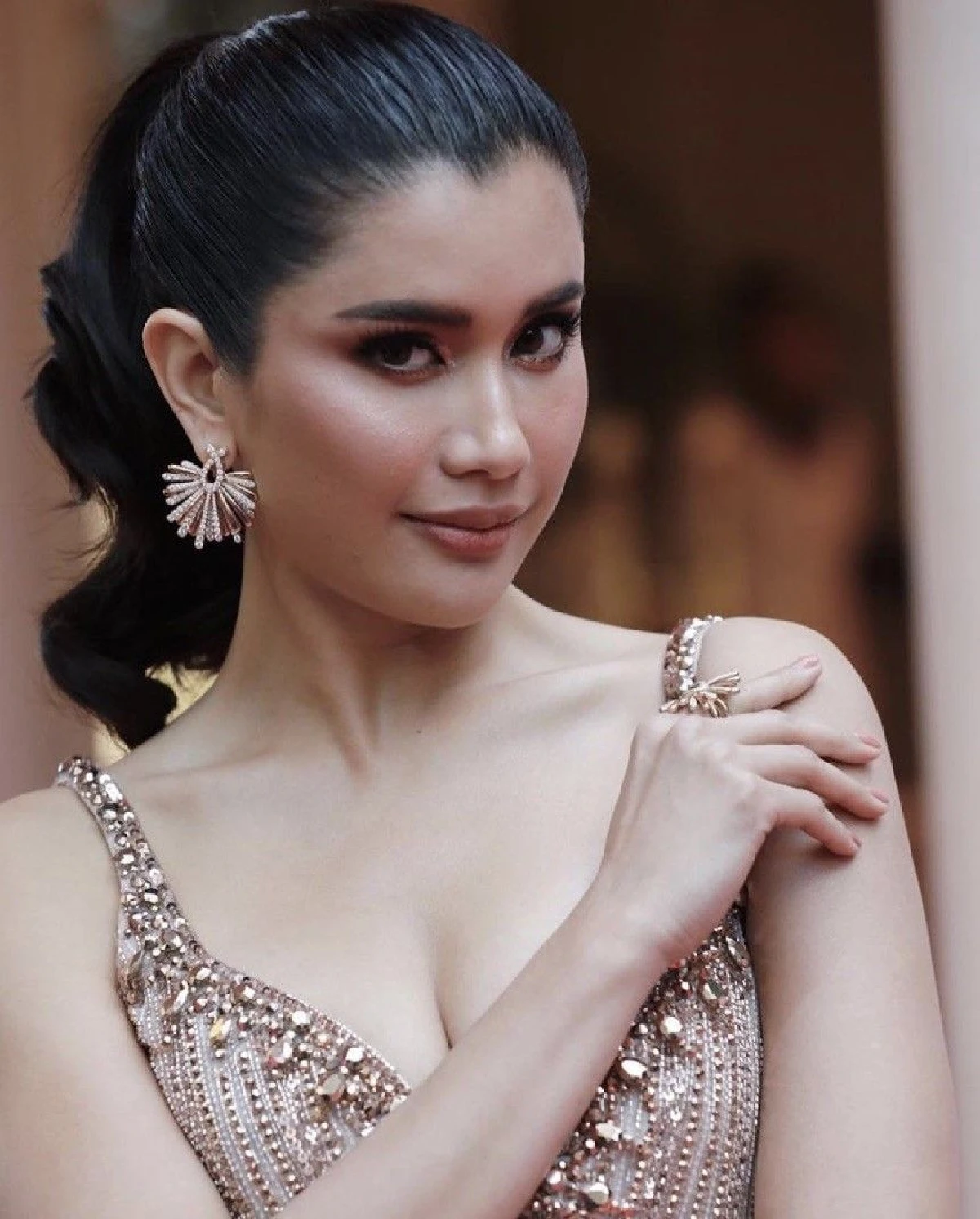 ปู ไปรยา ในชุดเดรสซีทรูปักเลื่อมสุดหรู ร่วมดินเนอร์สุดเอ็กซ์คลูซีฟ
