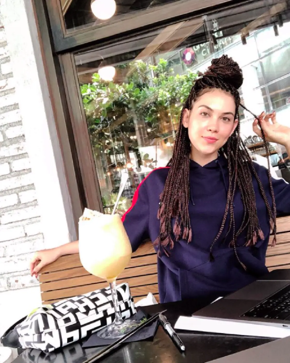 ลุคนี้ผ่านใหม่!? "แมท ภีรนีย์” กับผมทรงคอนโรลถักเปียรอบหัว จนต้องเหลียวมอง