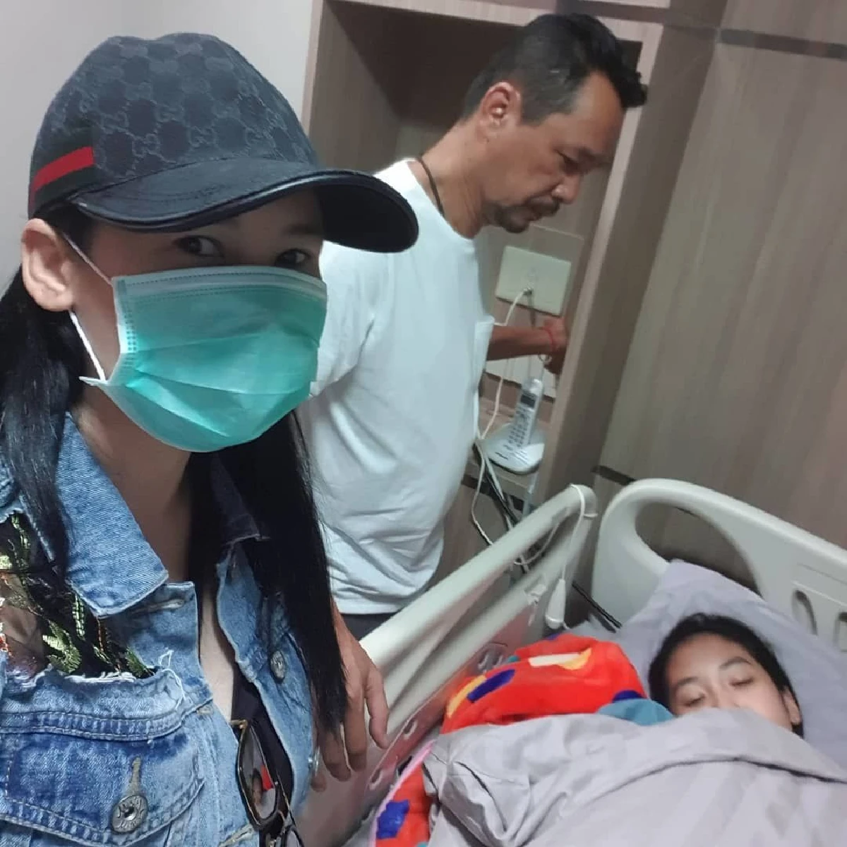 เลิกเม้าท์ได้ยัง! เท่ง เถิดเทิง นอนหนุมตักภรรยาสวีทรัวๆ โดนคนแซะว่ารูปเก่า