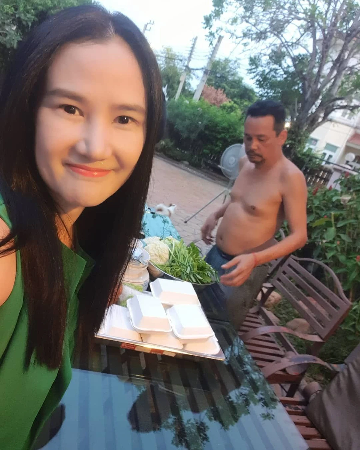 เลิกเม้าท์ได้ยัง! เท่ง เถิดเทิง นอนหนุมตักภรรยาสวีทรัวๆ โดนคนแซะว่ารูปเก่า