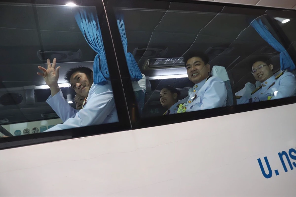 สีสันวันเปิดสภาเหล่าส.ส.แต่งกายตามเพศสภาพกำเนิด