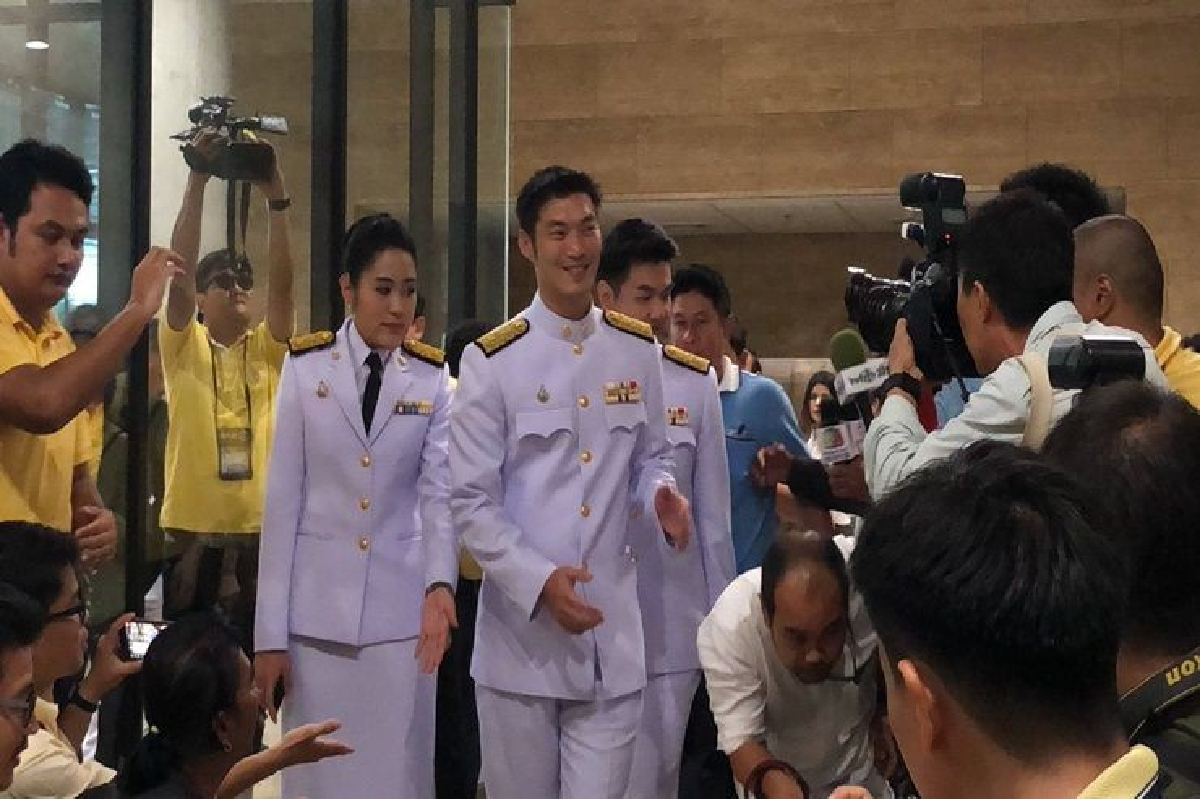 "ธนาธร"ร่วมพิธีเปิดประชุมรัฐสภา ยันอนาคตใหม่ไร้งูเห่า "ธนาธร"ร่วมพิธีเปิดประชุมรัฐสภา ยันอนาคตใหม่ไร้งูเห่า