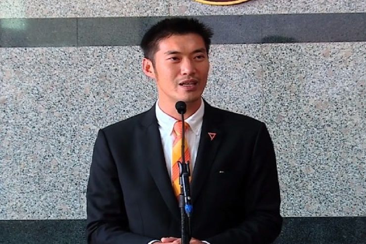 "ธนาธร" ไม่เสียใจหยุดปฏิบัติหน้าที่ สส. ลั่นรอวันกลับมา "ธนาธร" ไม่เสียใจหยุดปฏิบัติหน้าที่ สส. ลั่นรอวันกลับมา