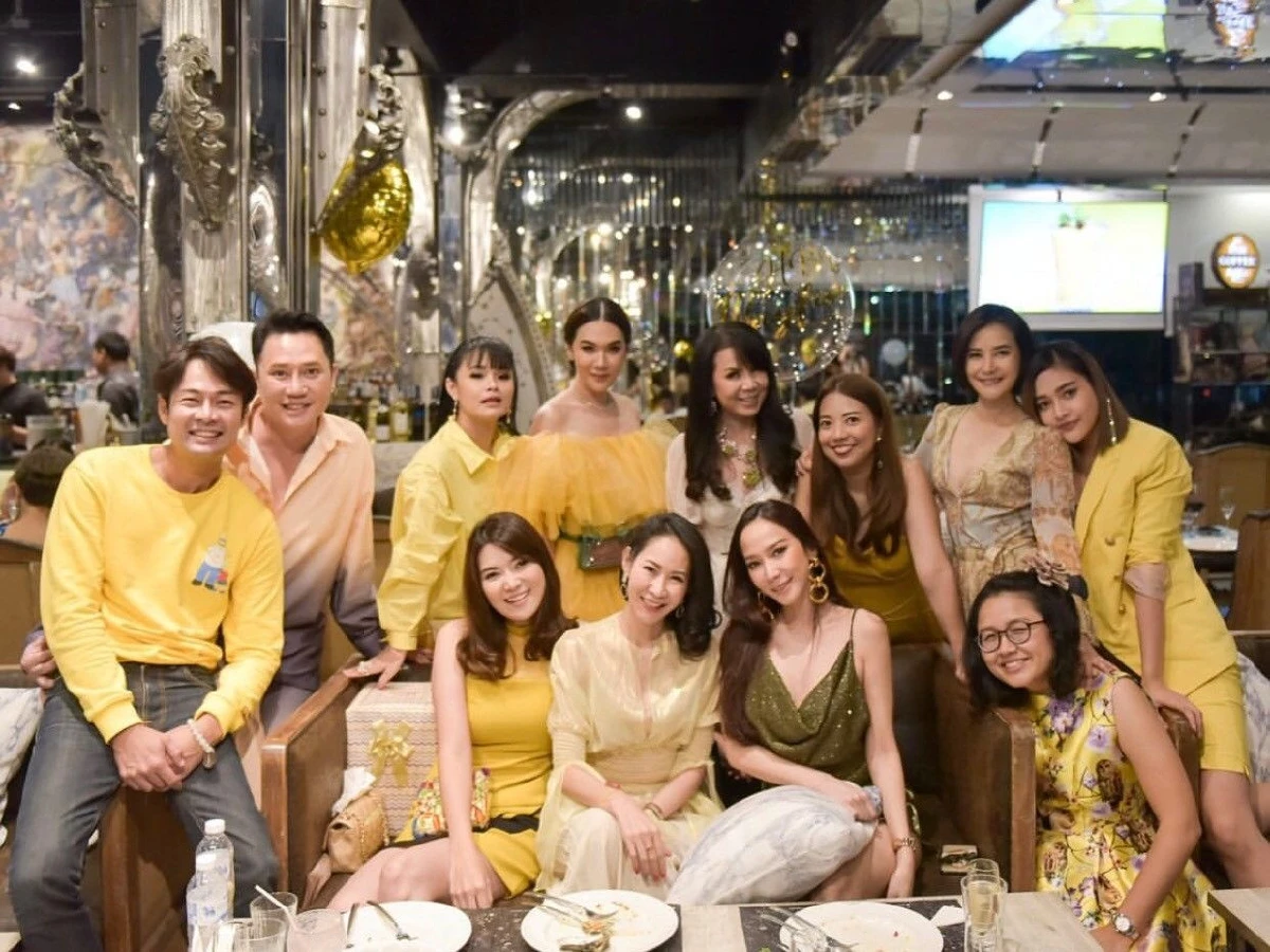 แซ่บทุกลุค! อั้ม พัชราภา แต่งสวยร่วมปาร์ตี้วันเกิดเพื่อนซี้สามคืนติด