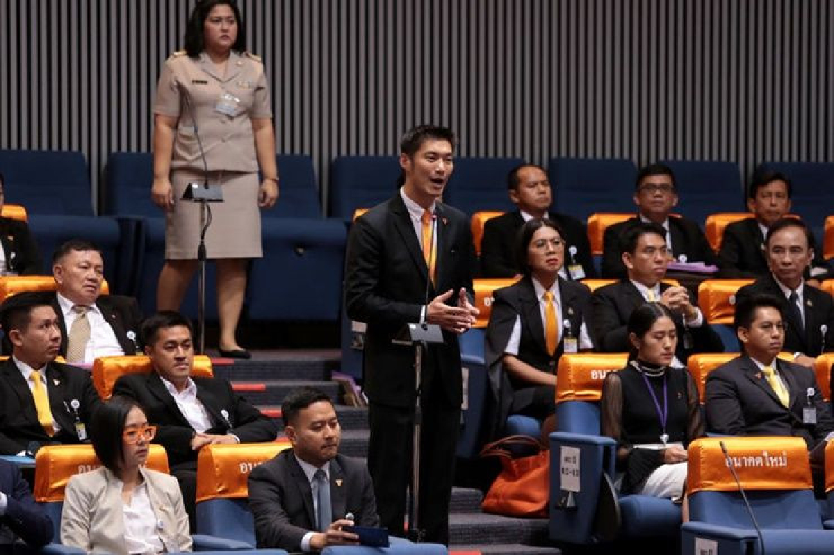 เชิญ “ธนาธร” ออกจากห้องประชุมสภา หลังปฏิญาณตน เชิญ “ธนาธร” ออกจากห้องประชุมสภา หลังปฏิญาณตน