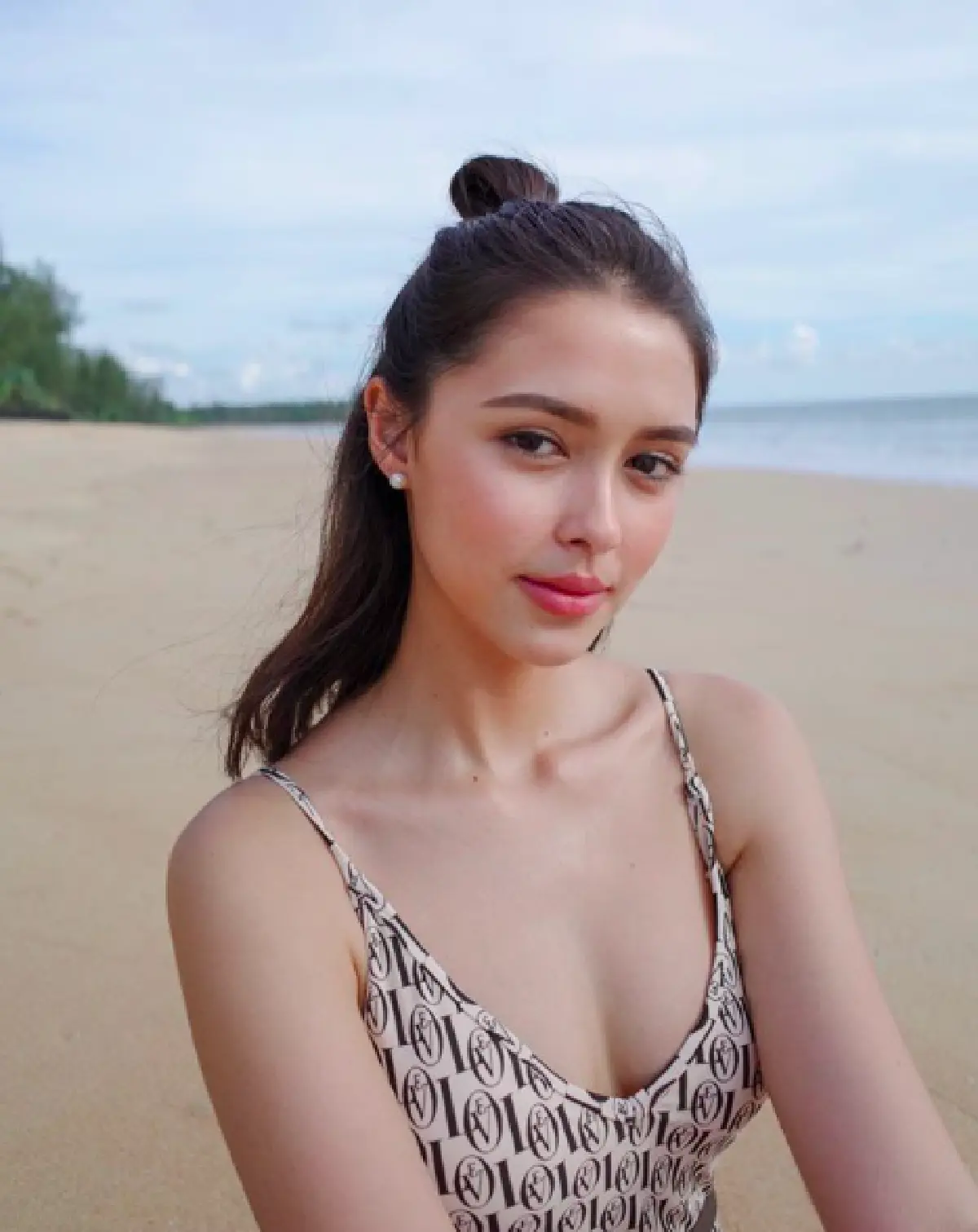 “แพทริเซีย” สลัดผ้าอวดหุ่นสวย ในชุดวันพีชเรียบๆ น่ารัก เที่ยวภูเก็ต