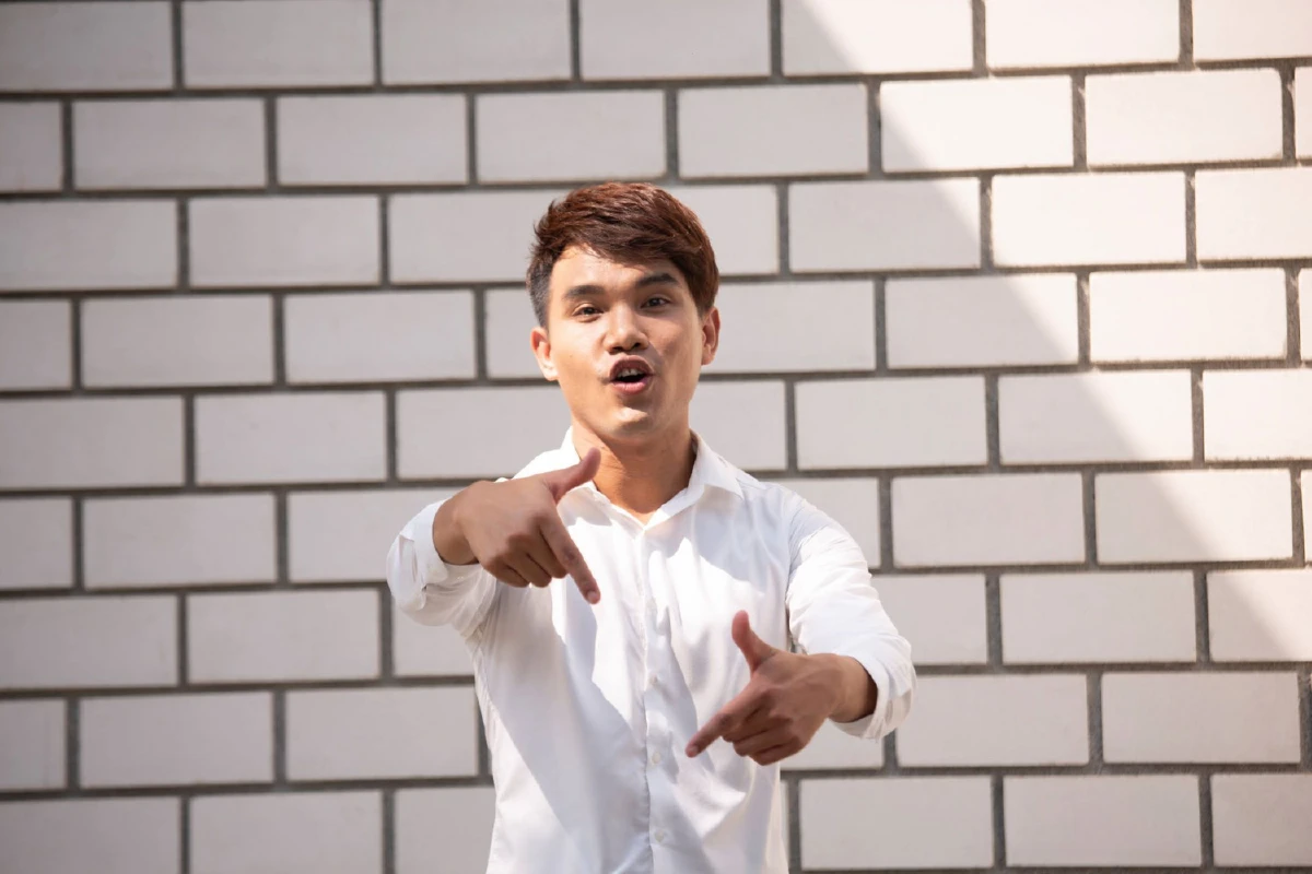 รู้จัก "เพลงรบ กิติคุณดิลก" ล่ามผู้ถ่ายทอดบทเพลงผ่านภาษามือ